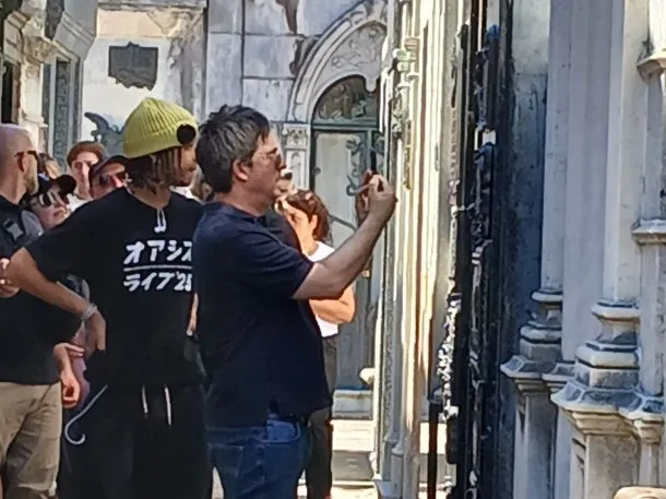 Noel Gallagher de Oasis paseó por Buenos Aires y visitó la tumba de Eva Perón Noel Gallagher de Oasis paseó por Buenos Aires y visitó la tumba de Eva Perón