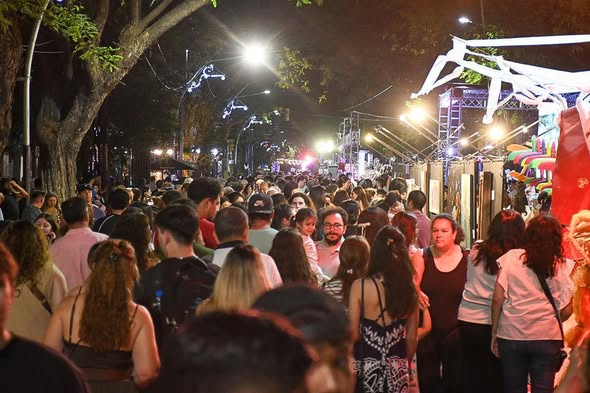 Multitudinaria convocatoria en la 21ª Edición de “EncontrArte” sobre avenida Roca Multitudinaria convocatoria en la 21ª Edición de “EncontrArte” sobre avenida Roca