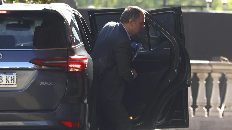 Massalin le copó a Adorni el vínculo del Congreso para sacar el vapeo