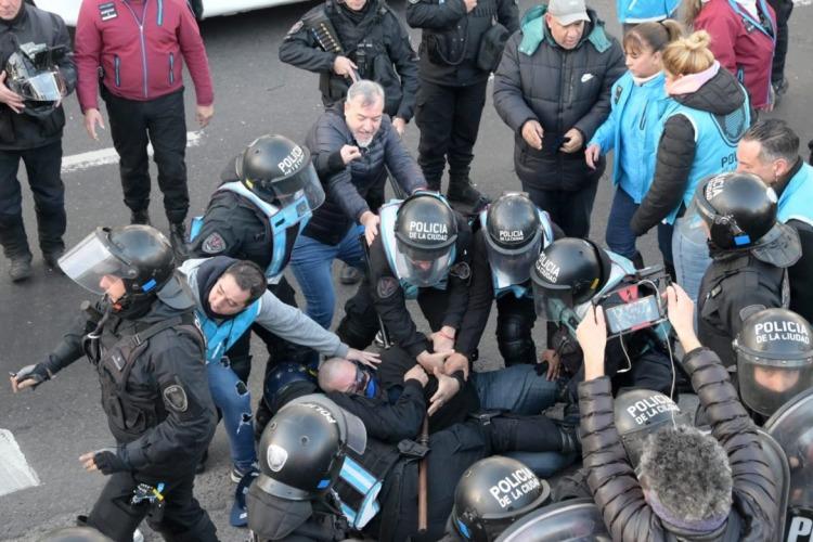 El Gobierno responde con represión policial a los trabajadores del INTI que reclaman salarios y denuncian el vaciamiento técnico