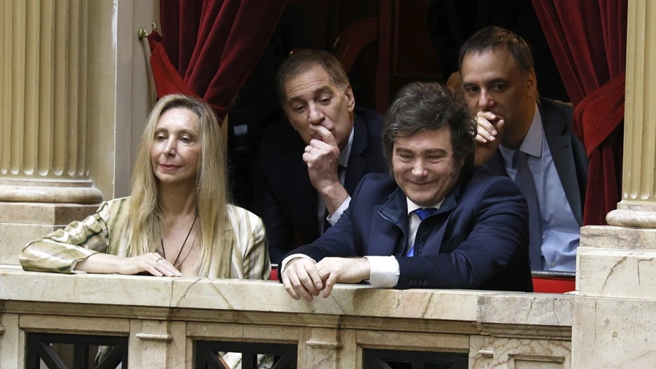 Karina tantea una tregua con Santiago y le marca un límite a los Menem y Adorni