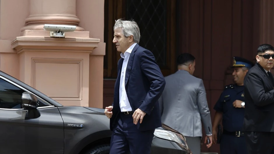 Caputo reconoció que no tiene margen para seguir ajustando y está en duda la meta fiscal con el FMI