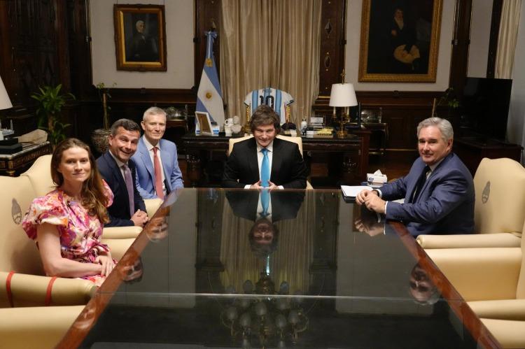 Convergencia Libertaria: Javier Milei recibió al Viceprimer Ministro de Nueva Zelanda con la simbólica motosierra