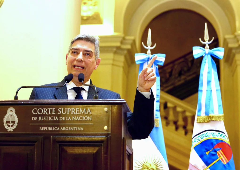 “La emisión sin respaldo está en contra de la Constitución”