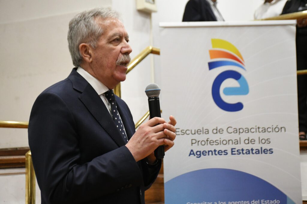 El gobernador Elías Suárez participó del acto de cierre del Ciclo Lectivo 2025 de la Escuela de Capacitación Profesional de los Agentes Estatales El gobernador Elías Suárez participó del acto de cierre del Ciclo Lectivo 2025 de la Escuela de Capacitación Profesional de los Agentes Estatales