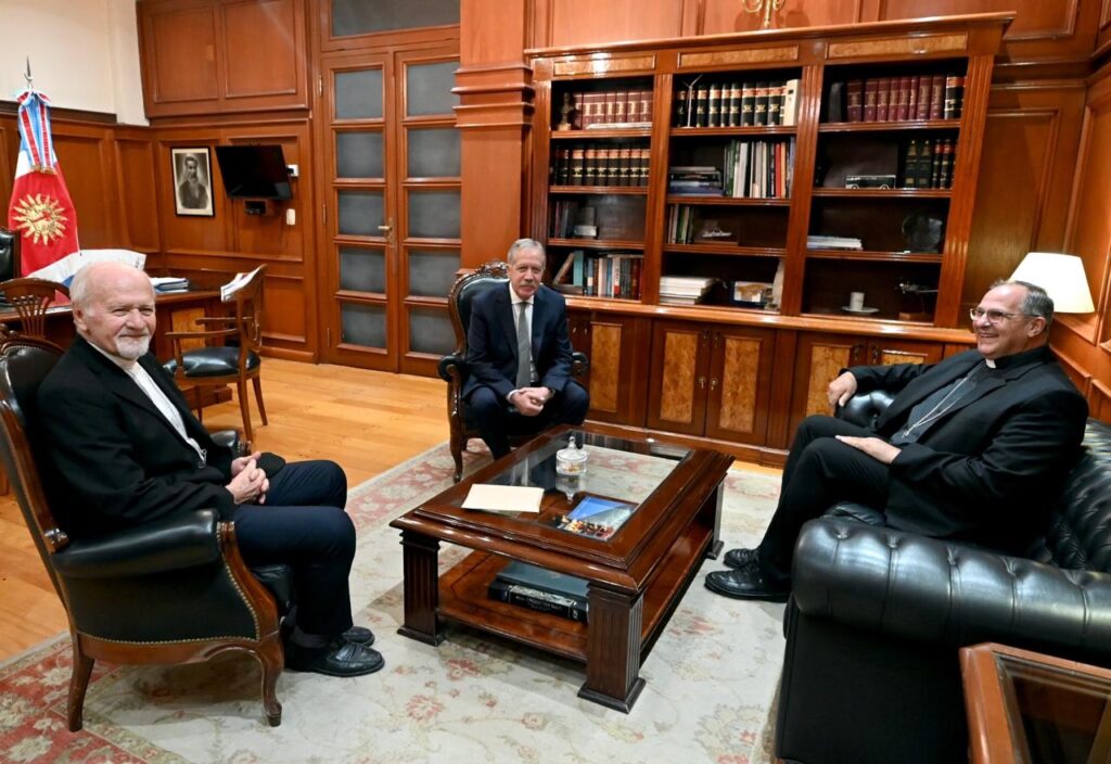 El Gobernador Elías Suárez recibió al Arzobispo Vicente Bokalic Iglic y al Obispo José Luis Corral