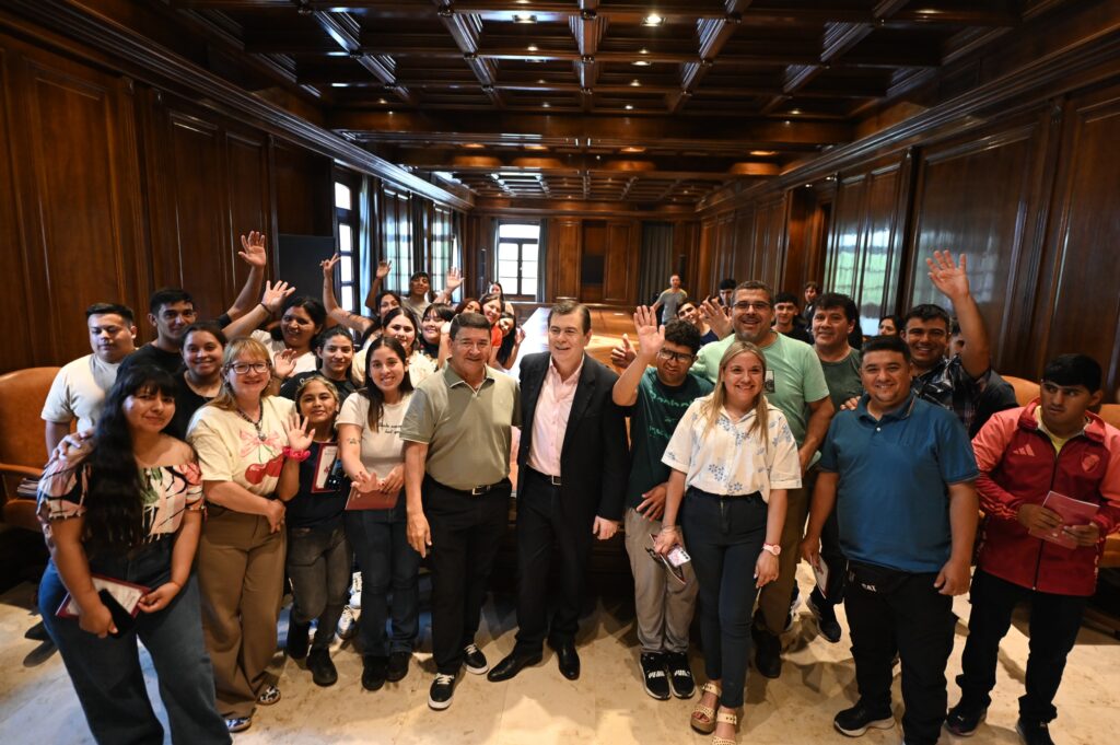 El gobernador Zamora recibió a alumnos de Pozo Hondo en el cierre anual del programa “Conociendo Mi Provincia” El gobernador Zamora recibió a alumnos de Pozo Hondo en el cierre anual del programa “Conociendo Mi Provincia”