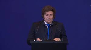 Fuerte crítica de Milei a la deuda macrista incomoda a Toto Caputo en acto empresario