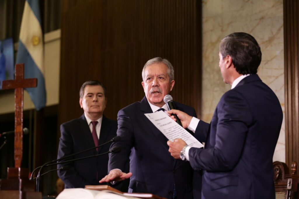 Elías Suárez asumió la gobernación su mandato con un llamado al federalismo y a la continuidad institucional Elías Suárez asumió la gobernación su mandato con un llamado al federalismo y a la continuidad institucional