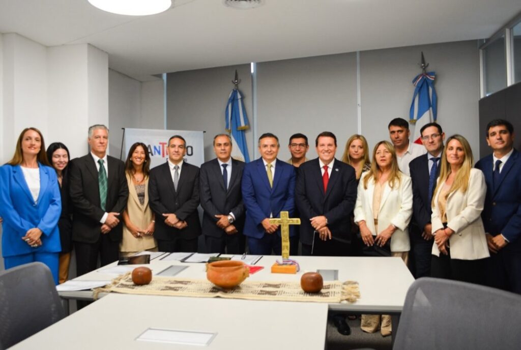 El ministro Néstor Machado tomó juramento a nuevos subsecretarios y ratificó autoridades