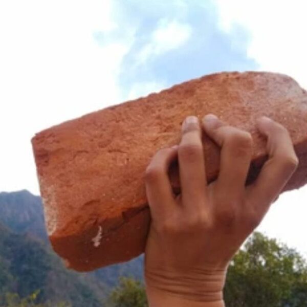 Atacaron con un ladrillo a un menor en plena calle del barrio Villa Inés