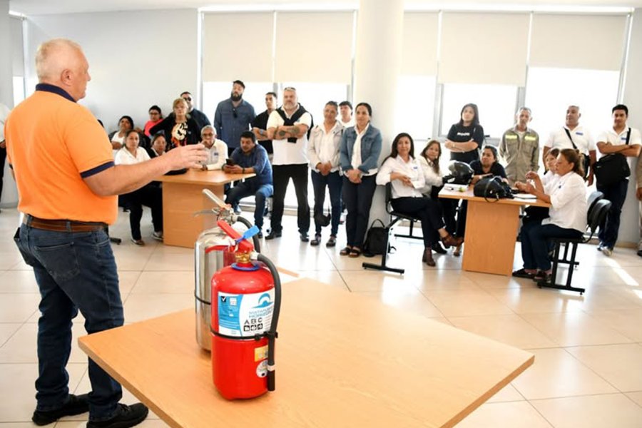 Capacitaron sobre manejo de matafuegos a personal municipal