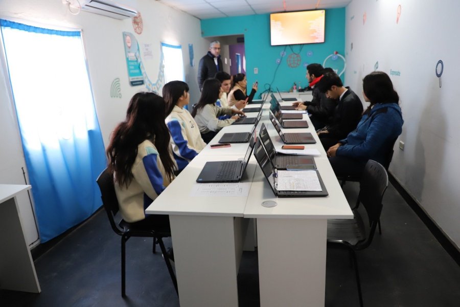 Alumnos de la Escuela «Ada Nilda Alderete» concluyen su formación en nuevas tecnologías y reciben Becas