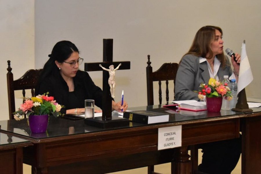 La CPN Gladis Yanina Iturre reemplaza al Intendente en Fernández La CPN Gladis Yanina Iturre reemplaza al Intendente en Fernández