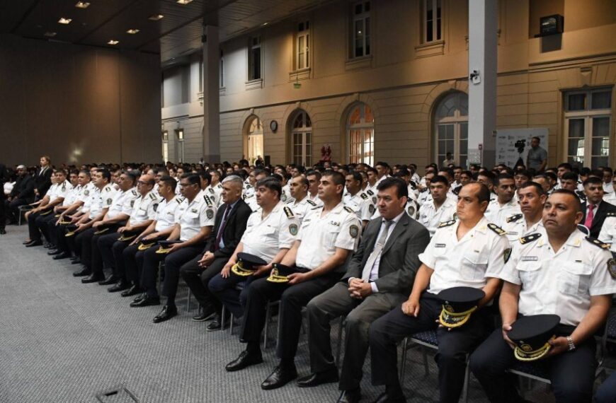 Honor y vocación: La Policía de Santiago del Estero reconoció a sus efectivos en el Fórum