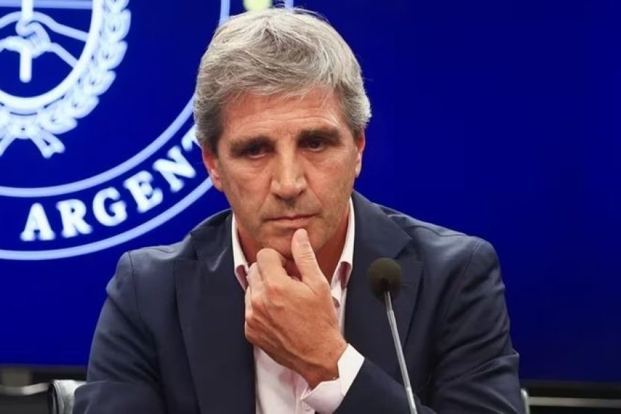 Caputo advierte a los bancos: «No deben imponer trabas al ingreso de dólares»