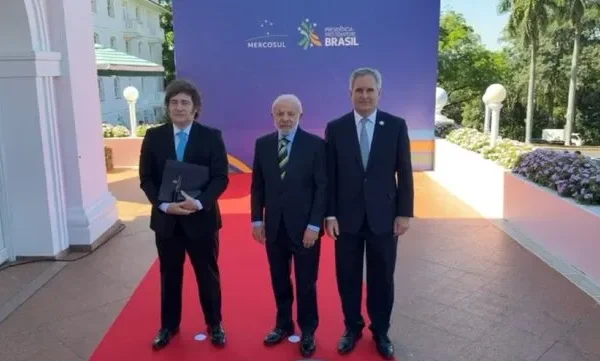 Javier Milei en la Cumbre del Mercosur: Apertura Comercial y Tensiones Regionales