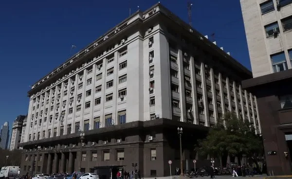 El Tesoro acelera la compra de reservas y modifica las bandas cambiarias para 2026