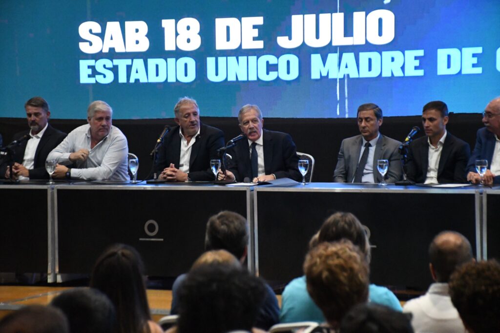El Gobernador Elías Suárez participó de el anuncio oficial del partido entre Los Pumas e Inglaterra en el Madre de Ciudades El Gobernador Elías Suárez participó de el anuncio oficial del partido entre Los Pumas e Inglaterra en el Madre de Ciudades