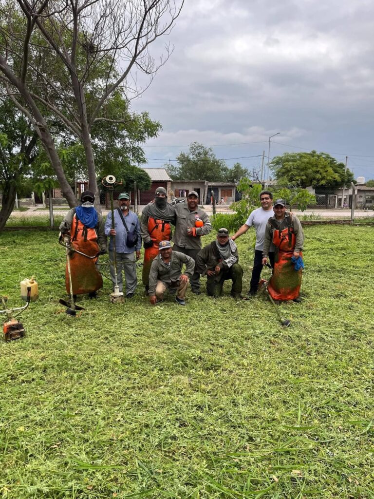 La Municipalidad realizó trabajos de desmalezamiento y limpieza en el Hogar de Ancianos