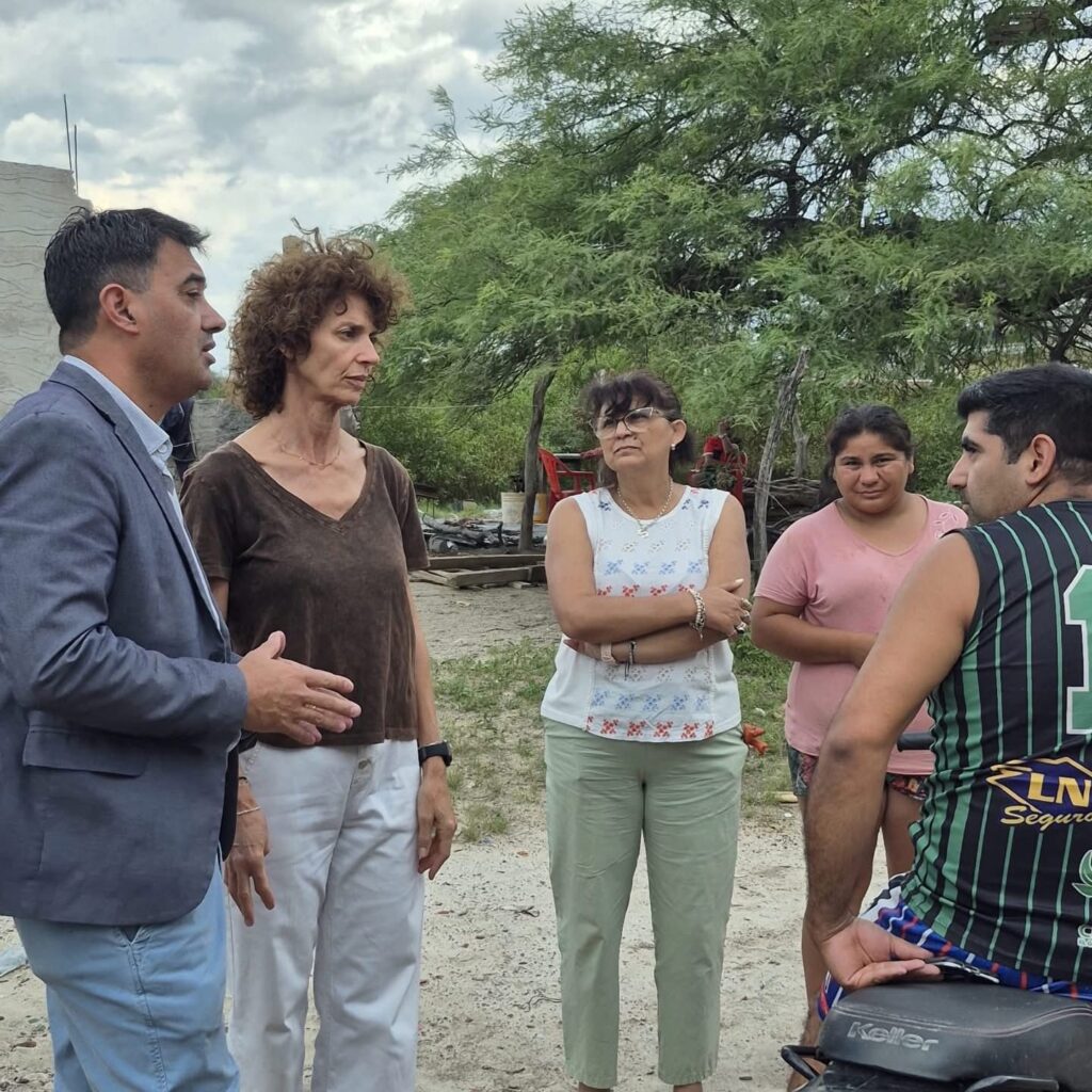 La Intendente acompañó el recorrido en barrio Los Fierros del Programa de Lucha contra el Dengue