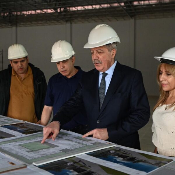 El Gobernador visitó la obra de la Escuela N° 646 del barrio Villa Raquel de La Banda