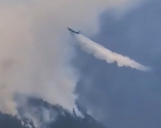 El Boeing 737 «FireLiner» santiagueño ya combate el fuego en la Cordillera