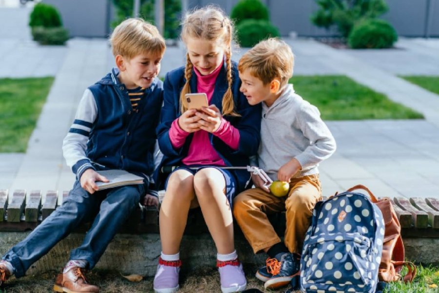 Francia busca vetar el uso de redes sociales en menores de 15 años