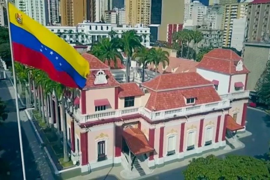 Terror desde el aire: Drones del Pentágono y detonaciones en Miraflores marcan una noche de asedio en Caracas