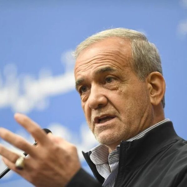 El presidente de Irán denuncia conspiración de EE.UU e Israel ante la crisis económica