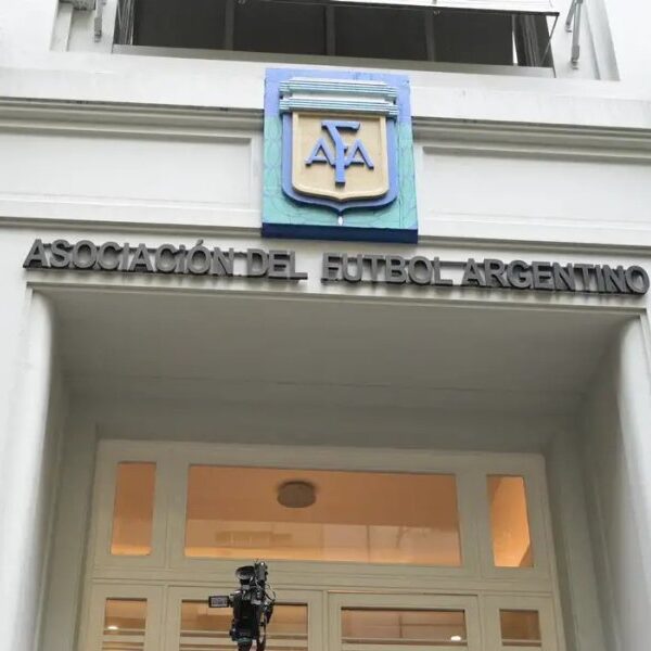 El fútbol argentino a la espera: La AFA definiría hoy la extensión del mercado de pases
