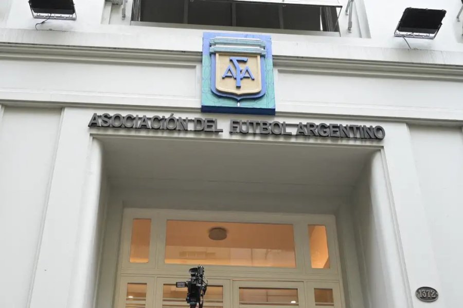 El fútbol argentino a la espera: La AFA definiría hoy la extensión del mercado de pases