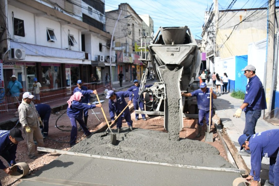 Renovación urbana: Avanzan las obras de pavimentación en la calle Pellegrini Renovación urbana: Avanzan las obras de pavimentación en la calle Pellegrini