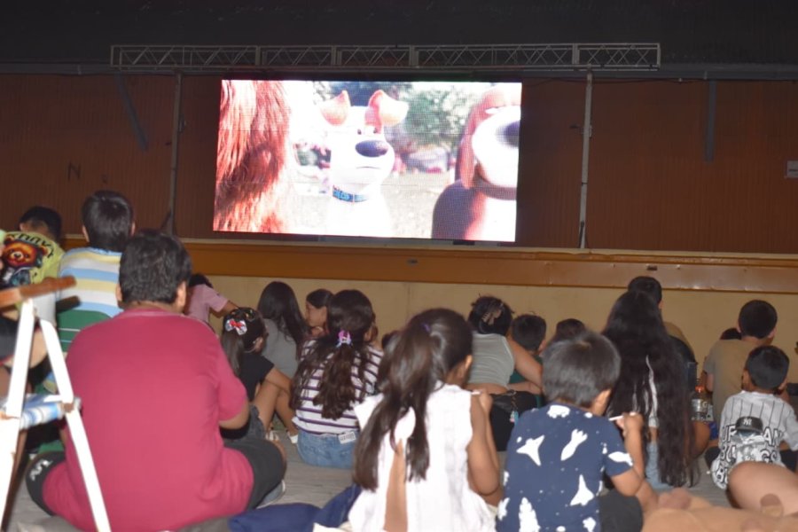 El verano en Fernández se vive a pleno: cine móvil, ferias y música en el Paseo Capital del Agro El verano en Fernández se vive a pleno: cine móvil, ferias y música en el Paseo Capital del Agro