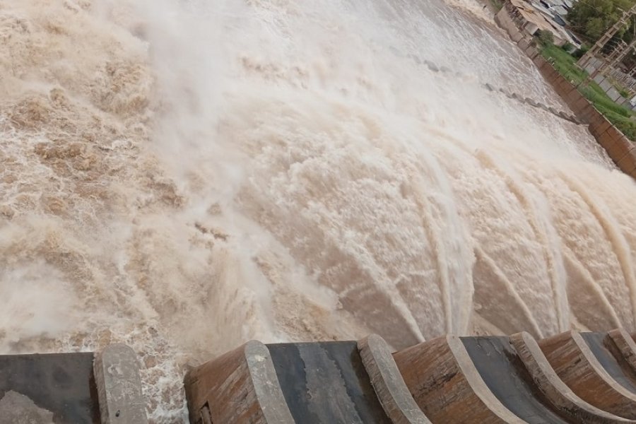 Alerta máxima en Las Termas: El caudal del río Dulce crece por la apertura de compuertas en Tucumán