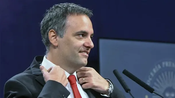 Manuel Adorni se suma al directorio de YPF con poder de veto estatal Manuel Adorni se suma al directorio de YPF con poder de veto estatal