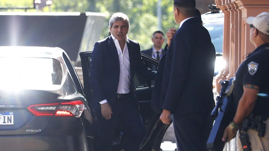 Las acciones volvieron a caer y sube el riesgo país, mientras Brasil vuela al 15%