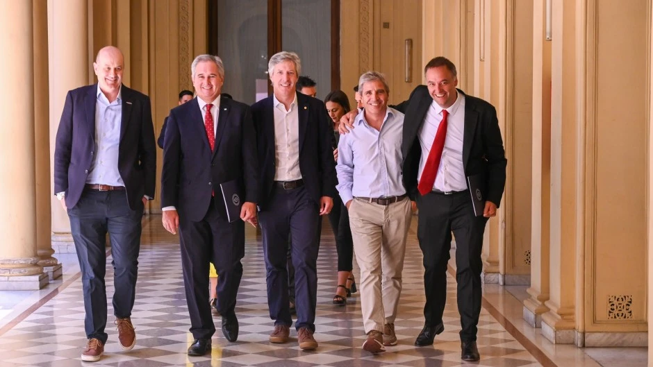 Papelón en la conferencia de prensa de Quirno y Adorni, obligaron a los empleados a aplaudirlos