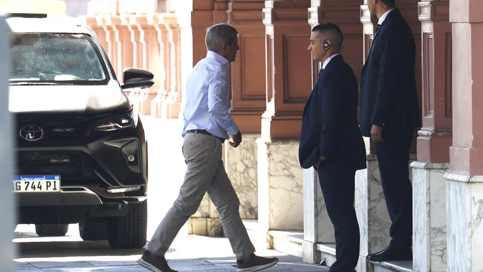 Caputo avisa que se viene un trimestre duro por la caída de la recaudación y el agotamiento del crédito