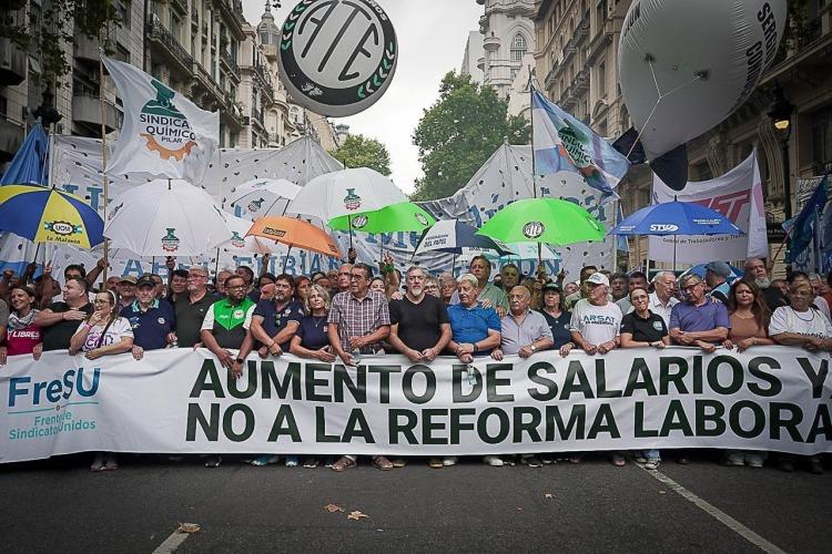 Gremios presionan por un paro de 36 horas ante el tratamiento de la reforma laboral en el Senado