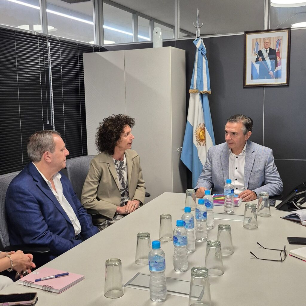 La Intendente Paula Cánepa se reunió con el Ministro de la producción, recursos naturales, forestación y tierra de Santiago del Estero La Intendente Paula Cánepa se reunió con el Ministro de la producción, recursos naturales, forestación y tierra de Santiago del Estero