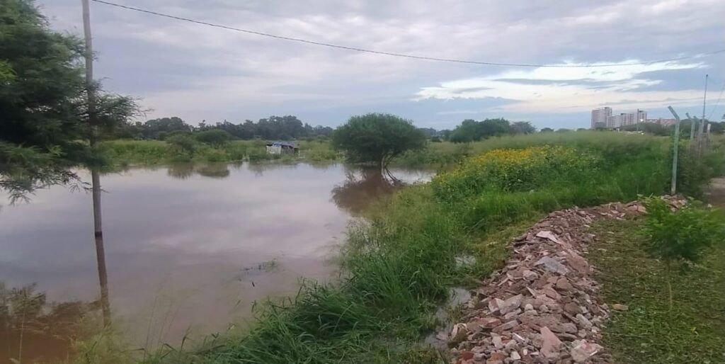 Roberto Bruno gestionó asistencia provincial para vecinos afectados por la crecida del Río Dulce