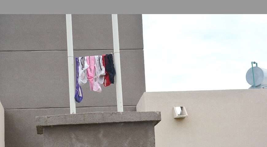 Nuevos códigos urbanos: el hallazgo de ropa interior en pilares de luz inquieta a un barrio santiagueño