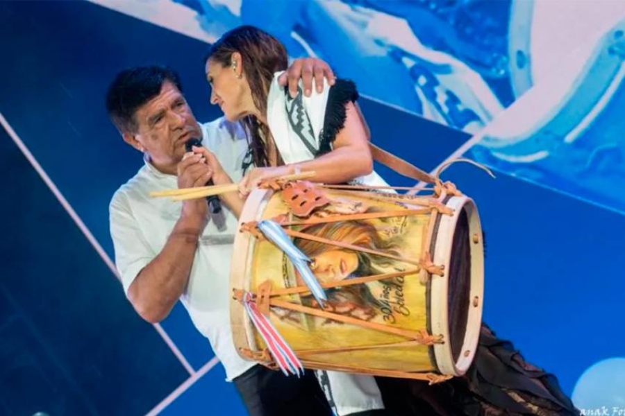 El Indio Froilán homenajeó a Soledad en Cosquín 2026 con un bombo santiagueño El Indio Froilán homenajeó a Soledad en Cosquín 2026 con un bombo santiagueño