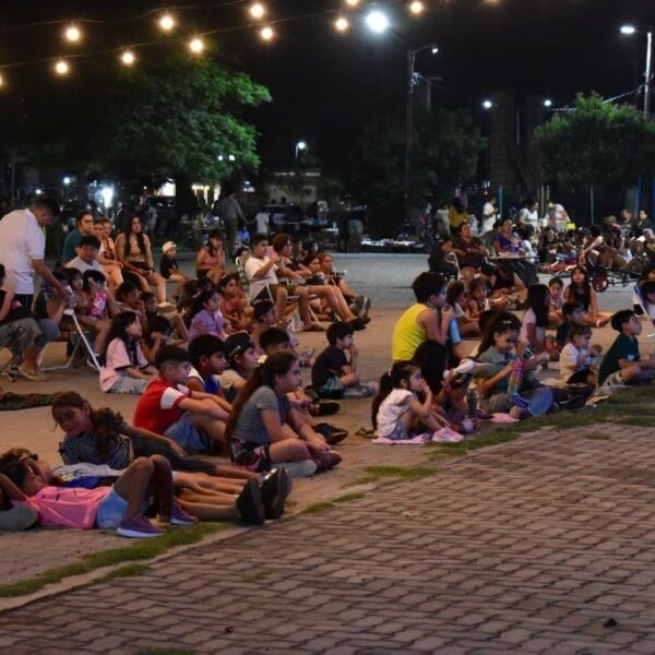 El Paseo Capital del Agro vivió otra noche de película con el Cine Móvil