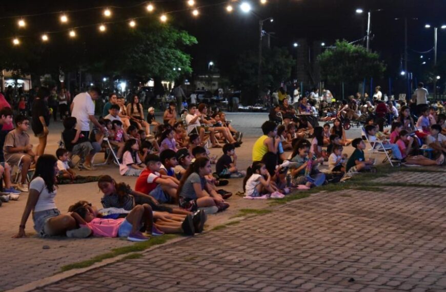 El Paseo Capital del Agro vivió otra noche de película con el Cine Móvil