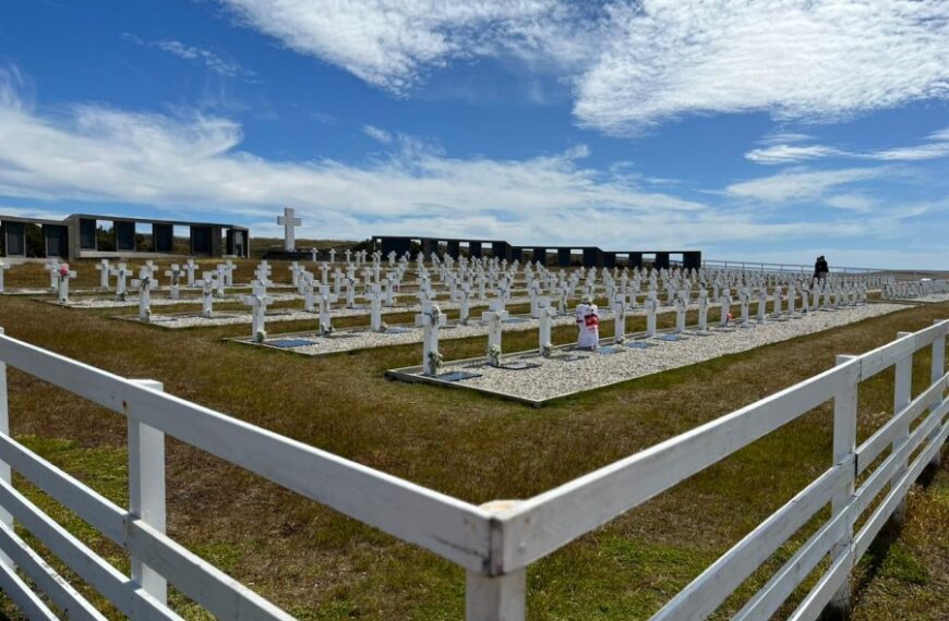 Malvinas: Una muestra fotográfica inédita y solidaria llega a Colonia Dora
