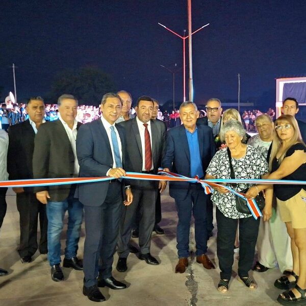 Campo Gallo inmortalizó a su ídolo: Quedó inaugurado el bulevar «Huguito Flores»