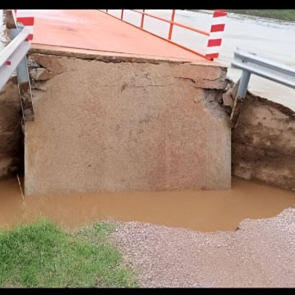 Salavina la fuerza del agua provocó el colapso del puente de Chinuna