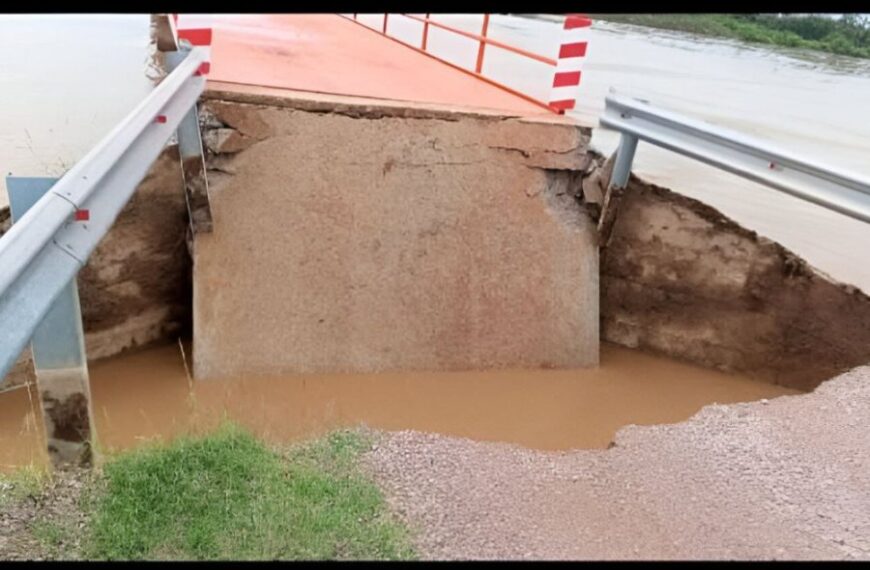 Salavina la fuerza del agua provocó el colapso del puente de Chinuna